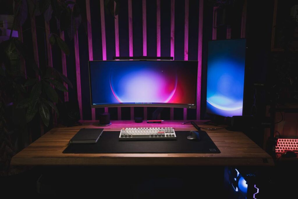 biurko z oświetleniem LED