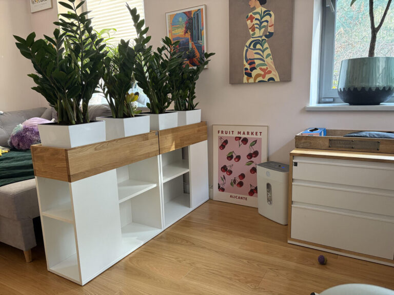 biale kwietniki z półkami